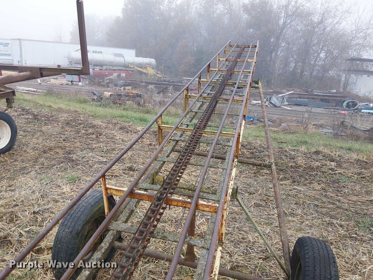 image for item FK0715 Sperry New Holland 132 square bale elevator 