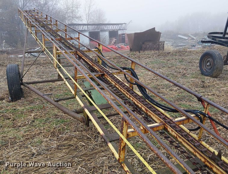 image for item FK0715 Sperry New Holland 132 square bale elevator 