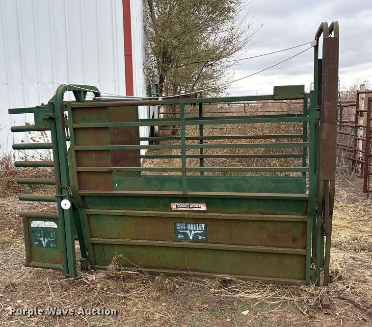image for item FK2513 Bahlen Big Valley livestock chute