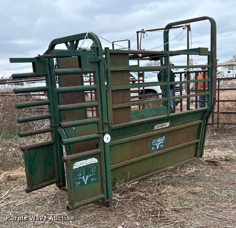 image for item FK2513 Bahlen Big Valley livestock chute