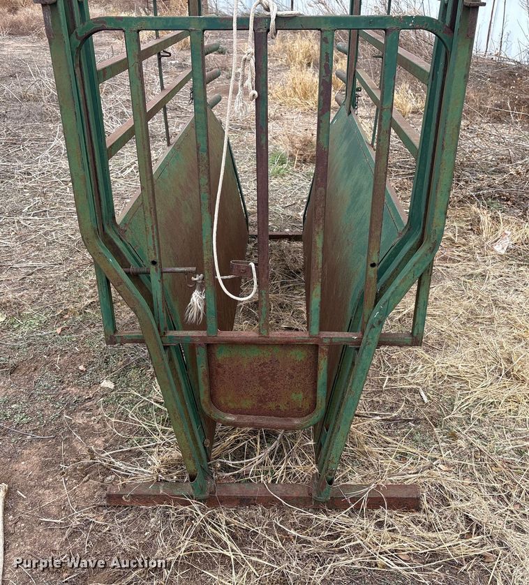 image for item FK2513 Bahlen Big Valley livestock chute