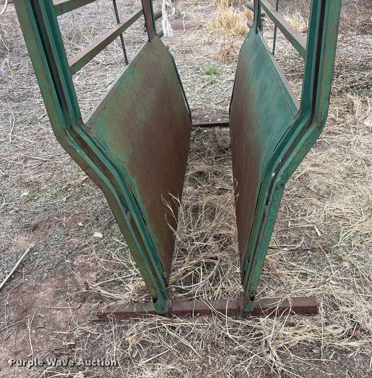 image for item FK2513 Bahlen Big Valley livestock chute