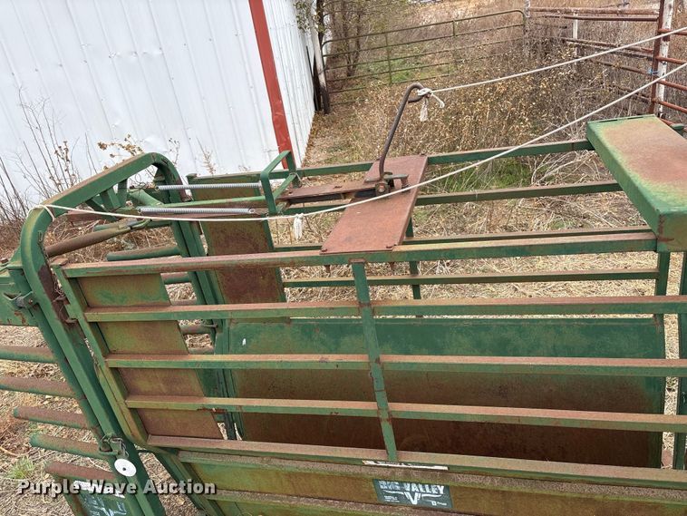 image for item FK2513 Bahlen Big Valley livestock chute