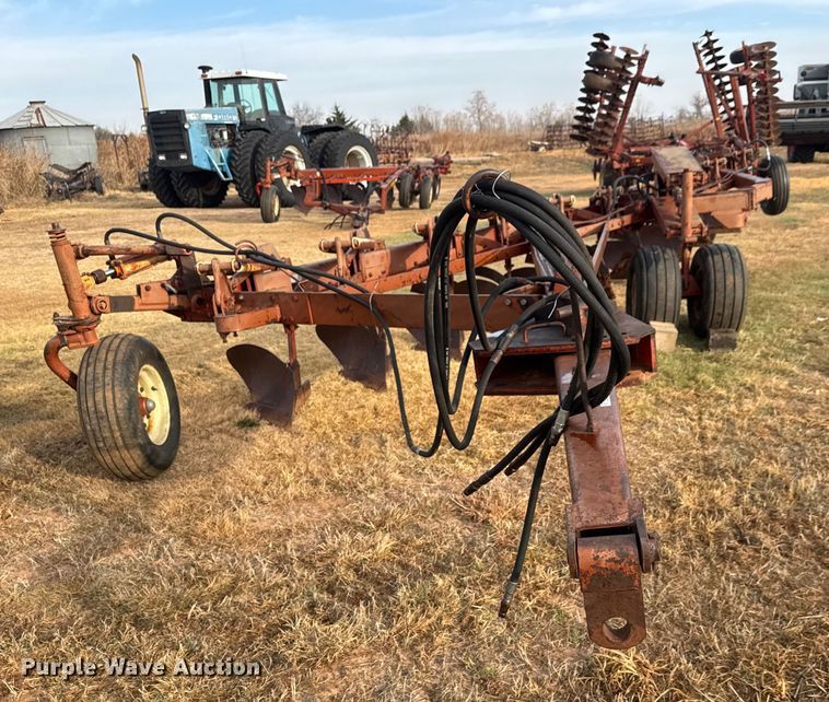 image for item NA9915 Melroe 1018-1000 ten bottom plow