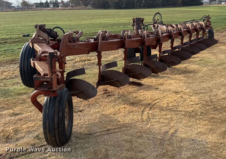 image for item NA9915 Melroe 1018-1000 ten bottom plow