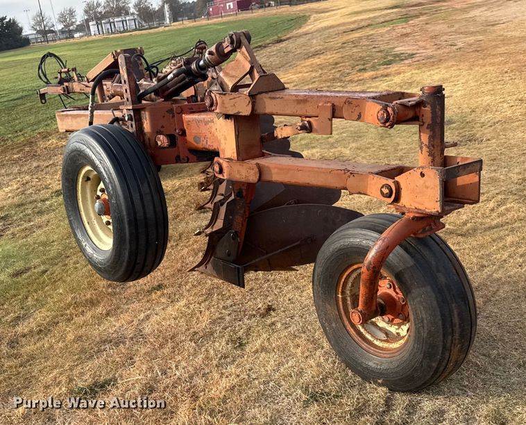 image for item NA9915 Melroe 1018-1000 ten bottom plow