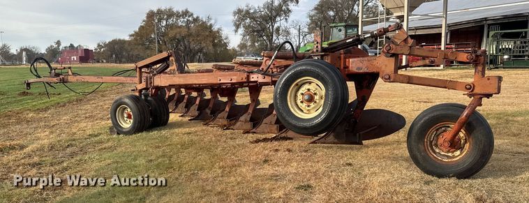 image for item NA9915 Melroe 1018-1000 ten bottom plow