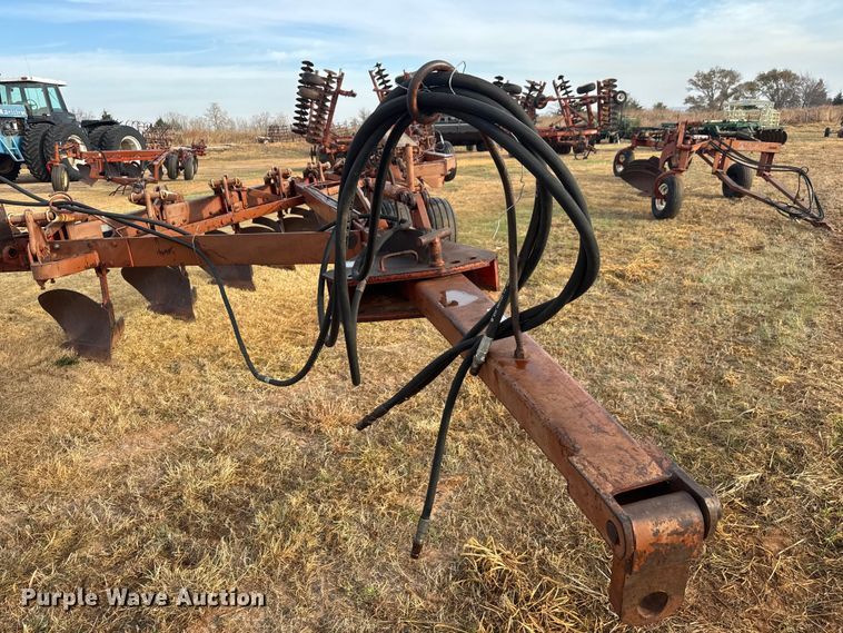 image for item NA9915 Melroe 1018-1000 ten bottom plow