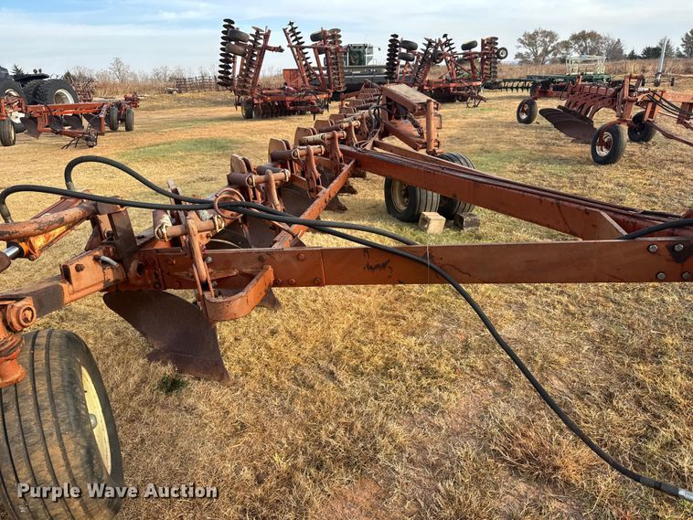 image for item NA9915 Melroe 1018-1000 ten bottom plow