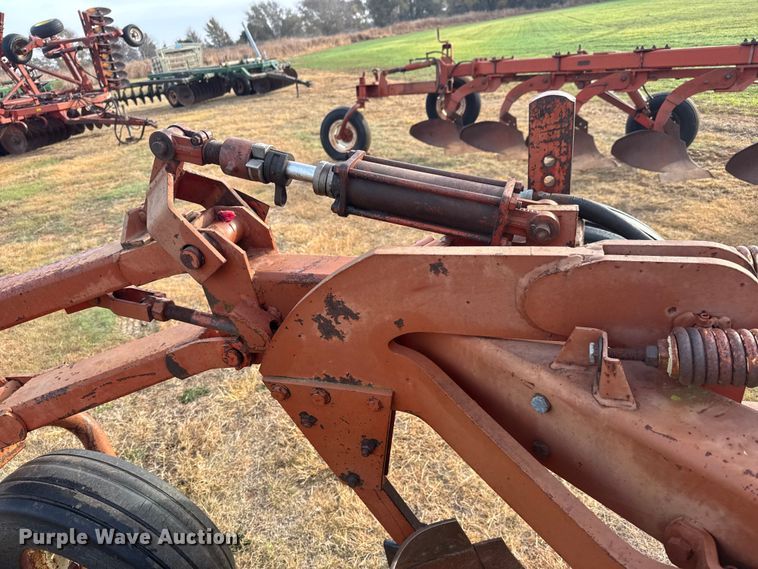 image for item NA9915 Melroe 1018-1000 ten bottom plow