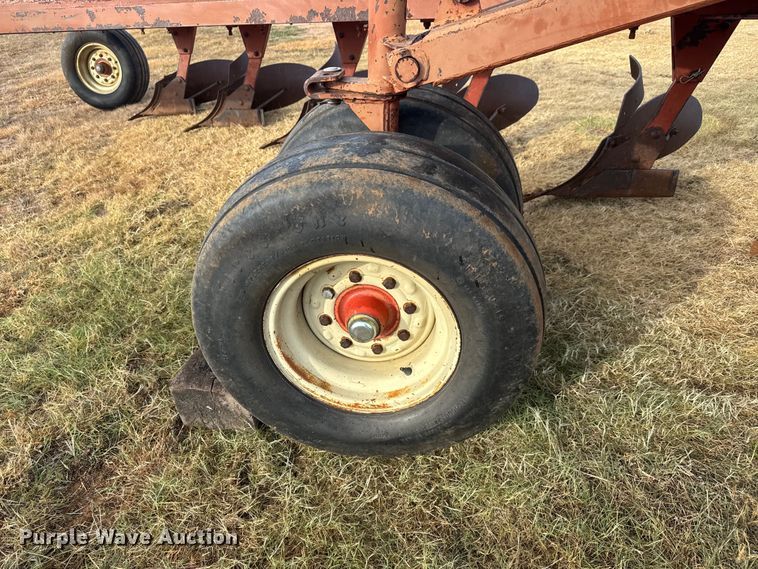 image for item NA9915 Melroe 1018-1000 ten bottom plow