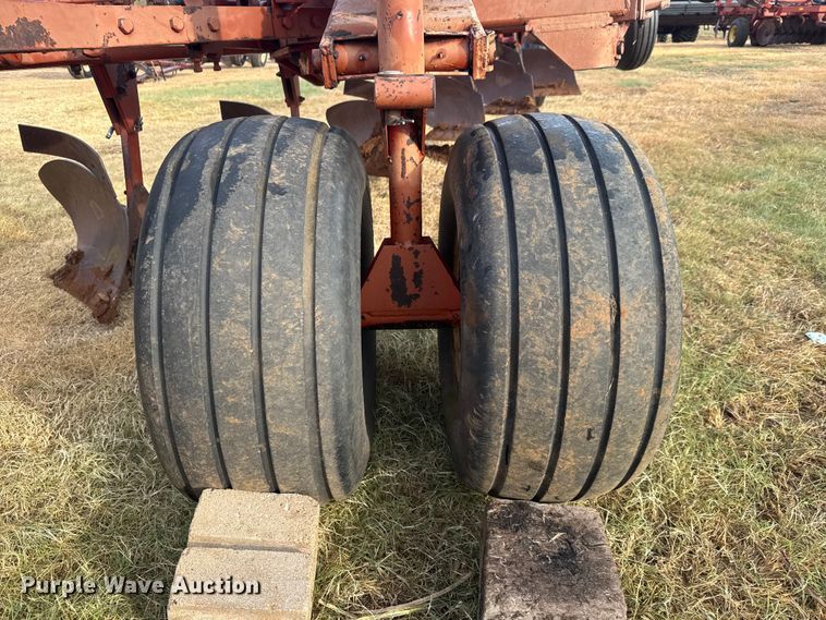 image for item NA9915 Melroe 1018-1000 ten bottom plow