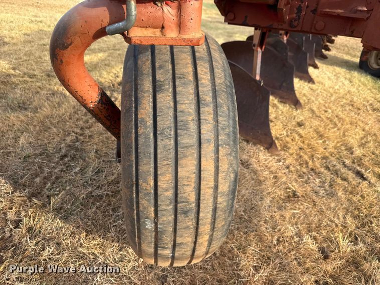 image for item NA9915 Melroe 1018-1000 ten bottom plow