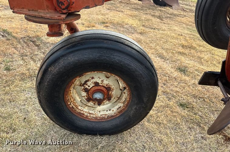 image for item NA9915 Melroe 1018-1000 ten bottom plow