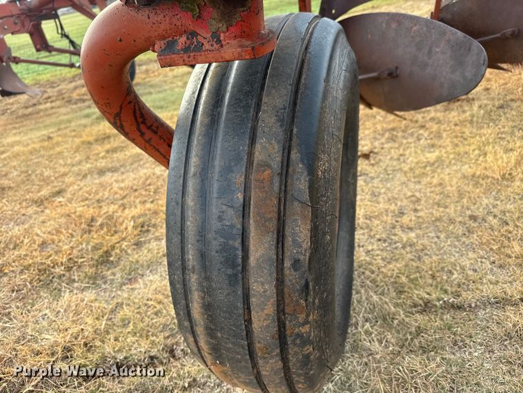 image for item NA9915 Melroe 1018-1000 ten bottom plow