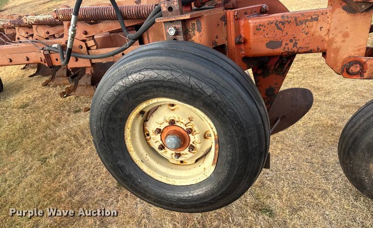 image for item NA9915 Melroe 1018-1000 ten bottom plow