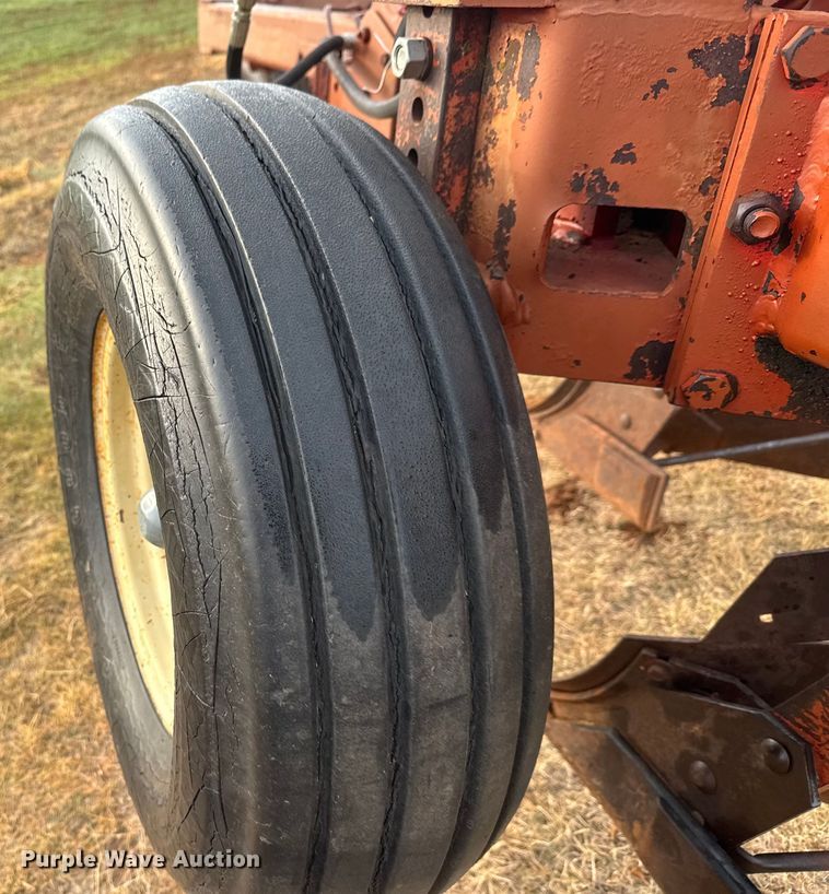 image for item NA9915 Melroe 1018-1000 ten bottom plow