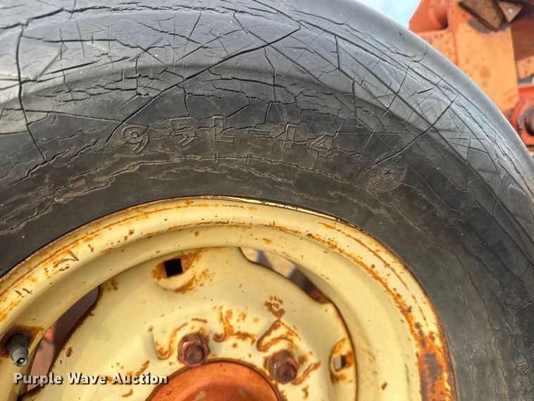 image for item NA9915 Melroe 1018-1000 ten bottom plow