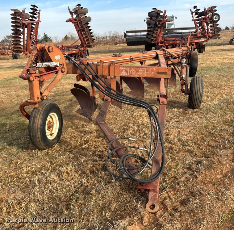 image for item NA9916 Wil-Rich 2900 five bottom plow
