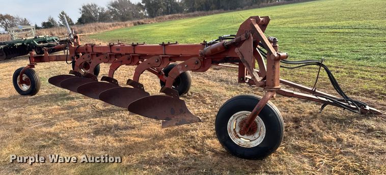 image for item NA9916 Wil-Rich 2900 five bottom plow
