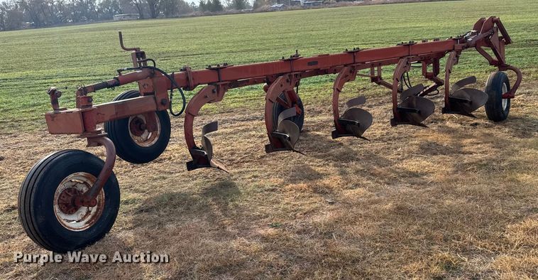 image for item NA9916 Wil-Rich 2900 five bottom plow