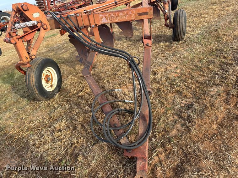 image for item NA9916 Wil-Rich 2900 five bottom plow