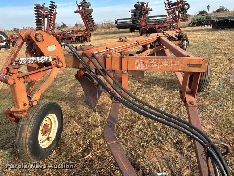 image for item NA9916 Wil-Rich 2900 five bottom plow