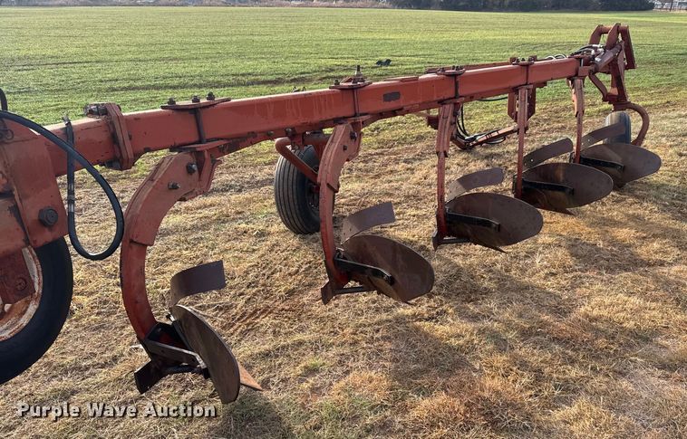 image for item NA9916 Wil-Rich 2900 five bottom plow