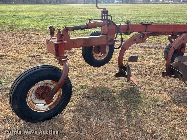image for item NA9916 Wil-Rich 2900 five bottom plow
