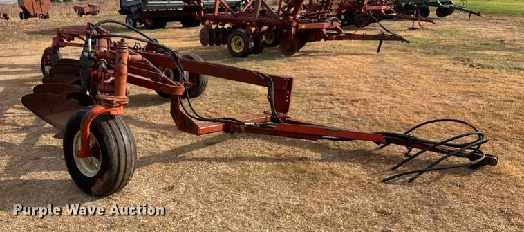 image for item NA9920 Morris Rod-Weeder 933 618 six bottom plow
