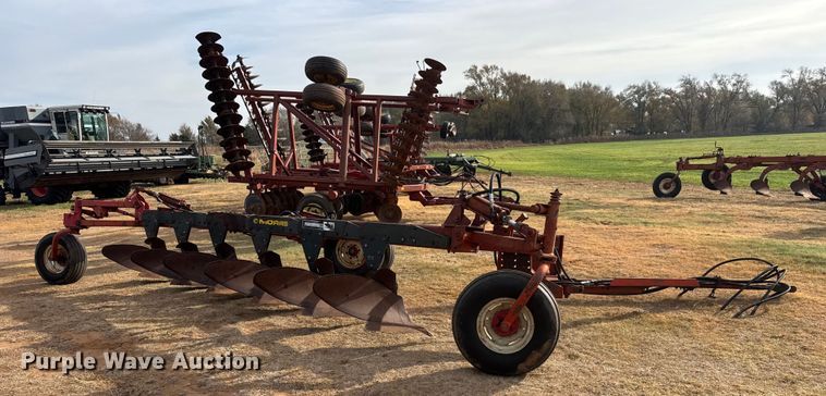 image for item NA9920 Morris Rod-Weeder 933 618 six bottom plow