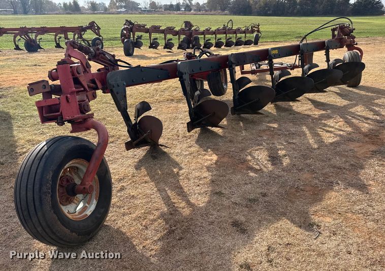 image for item NA9920 Morris Rod-Weeder 933 618 six bottom plow