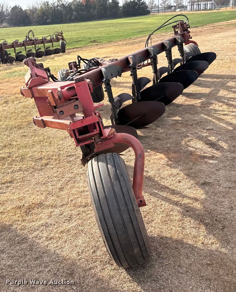 image for item NA9920 Morris Rod-Weeder 933 618 six bottom plow