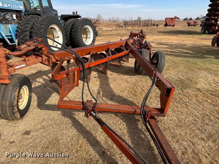 image for item NA9920 Morris Rod-Weeder 933 618 six bottom plow