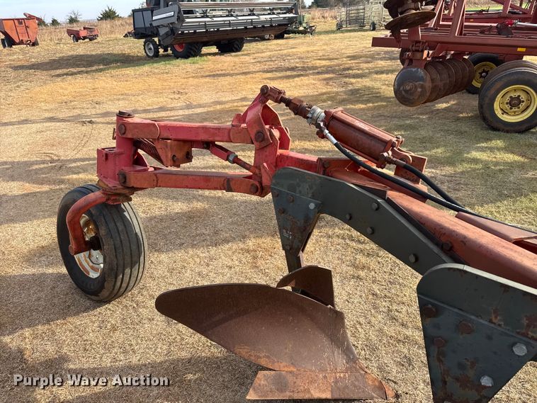 image for item NA9920 Morris Rod-Weeder 933 618 six bottom plow