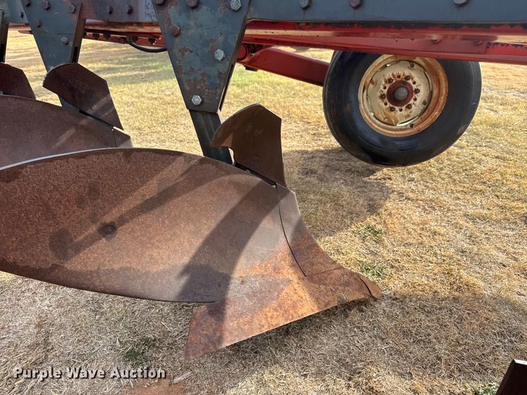 image for item NA9920 Morris Rod-Weeder 933 618 six bottom plow