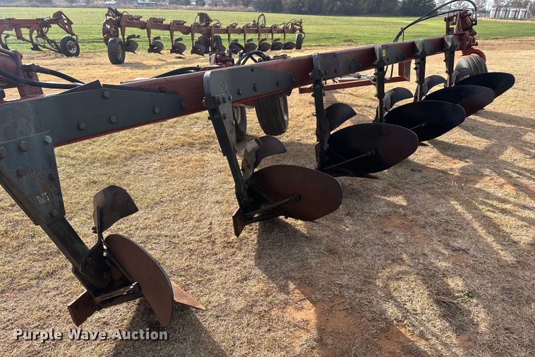 image for item NA9920 Morris Rod-Weeder 933 618 six bottom plow