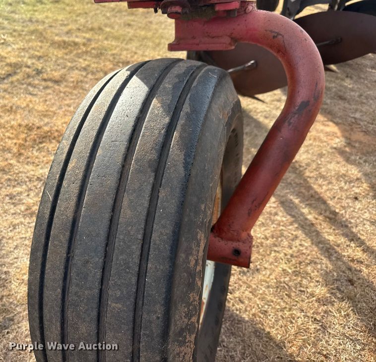 image for item NA9920 Morris Rod-Weeder 933 618 six bottom plow