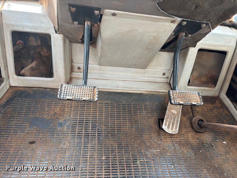 image for item NA9921 1993 Ford 946 Versatile 4WD tractor