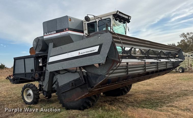 image for item NA9927 1984 Gleaner L3 combine
