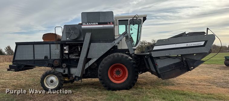 image for item NA9927 1984 Gleaner L3 combine
