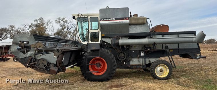 image for item NA9927 1984 Gleaner L3 combine