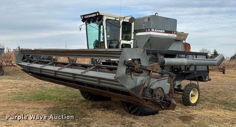 image for item NA9927 1984 Gleaner L3 combine