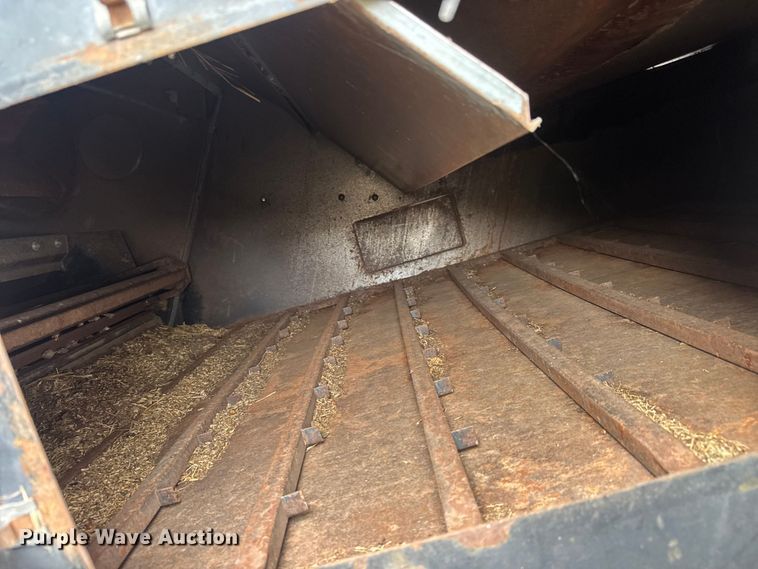 image for item NA9927 1984 Gleaner L3 combine