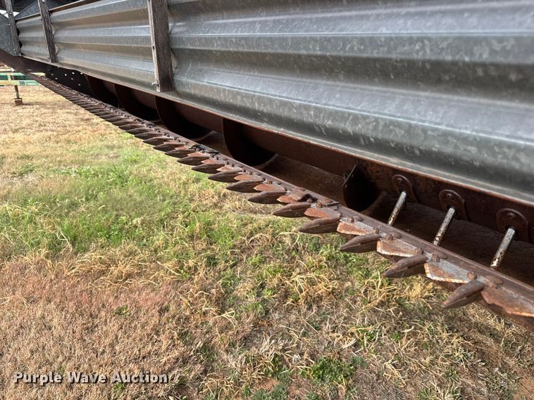 image for item NA9927 1984 Gleaner L3 combine