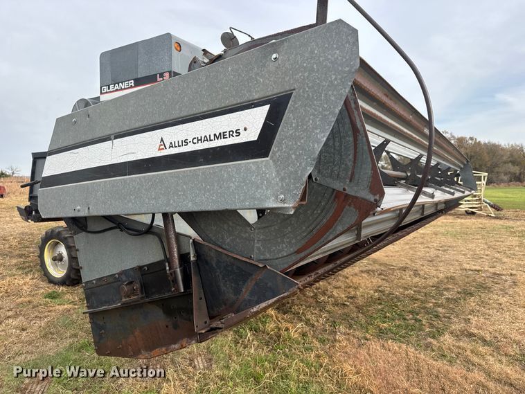 image for item NA9927 1984 Gleaner L3 combine