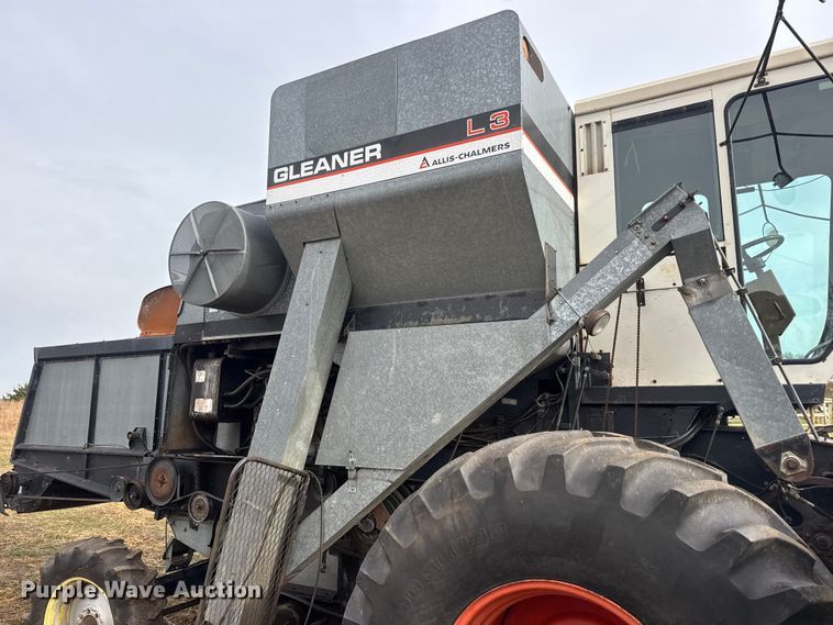 image for item NA9927 1984 Gleaner L3 combine