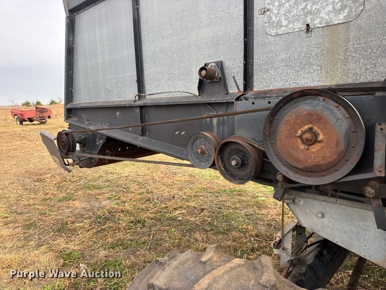 image for item NA9927 1984 Gleaner L3 combine