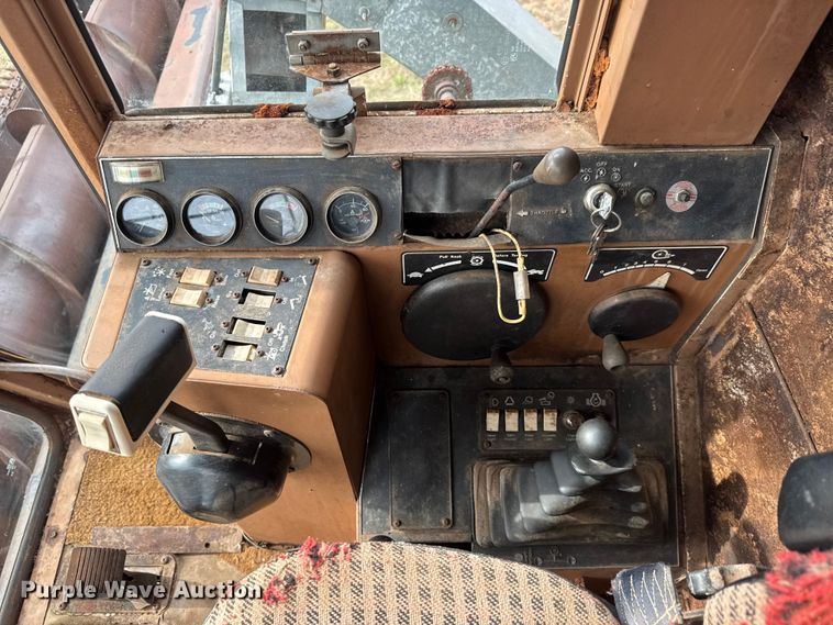 image for item NA9927 1984 Gleaner L3 combine