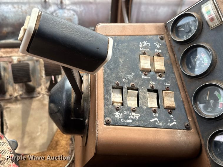 image for item NA9927 1984 Gleaner L3 combine